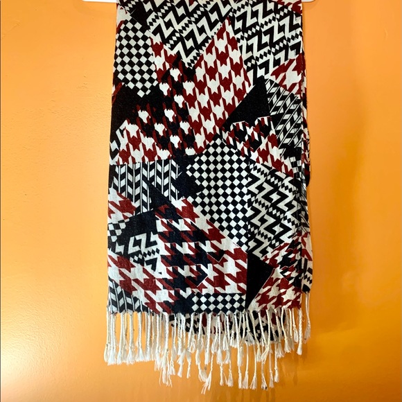 Woman’s patterned scarf polyester and wool blend - Picture 2 of 2